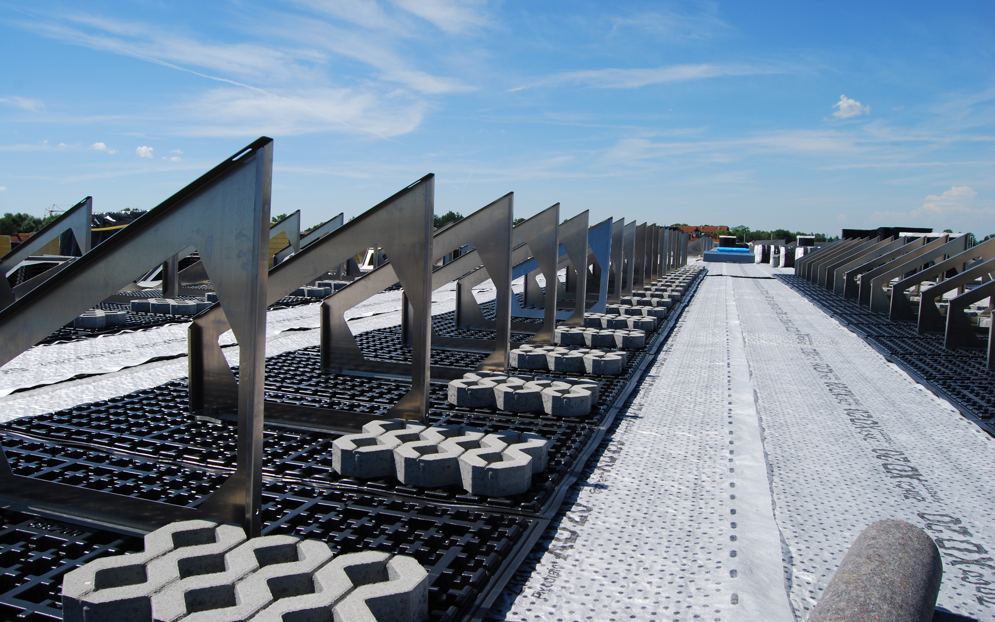Los módulos de la base solar se colocan 