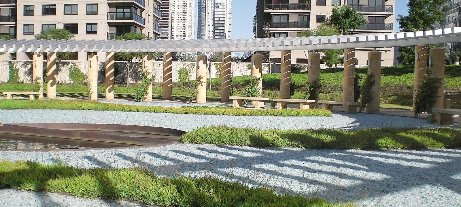 Jardín con arcade, grava de vidrio y plantas