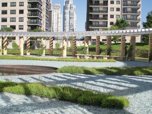 Jardín con arcade, grava de vidrio y plantas