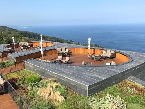 Cubierta jardín con zona de asientos de madera y vista al mar