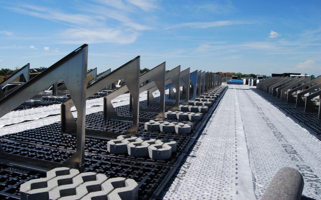 Los módulos de la base solar se colocan 