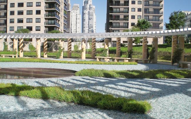 Jardín con arcade, grava de vidrio y plantas