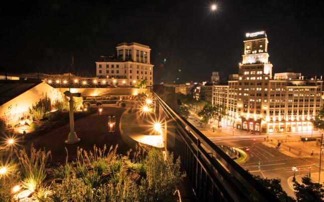 Cubierta jardín por la noche