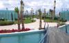 Piscinas, palmeras y un puente de madera